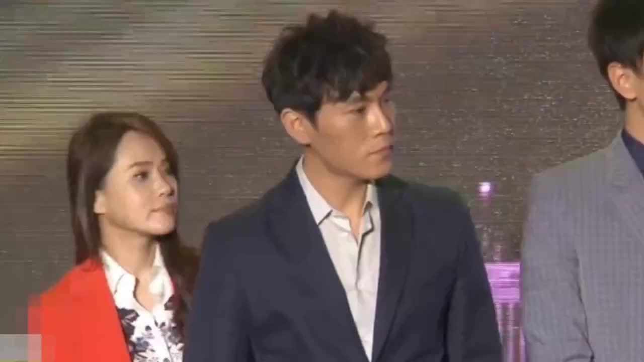 伊能静晒与儿子合照 亲子装穿出了情侣装的效果