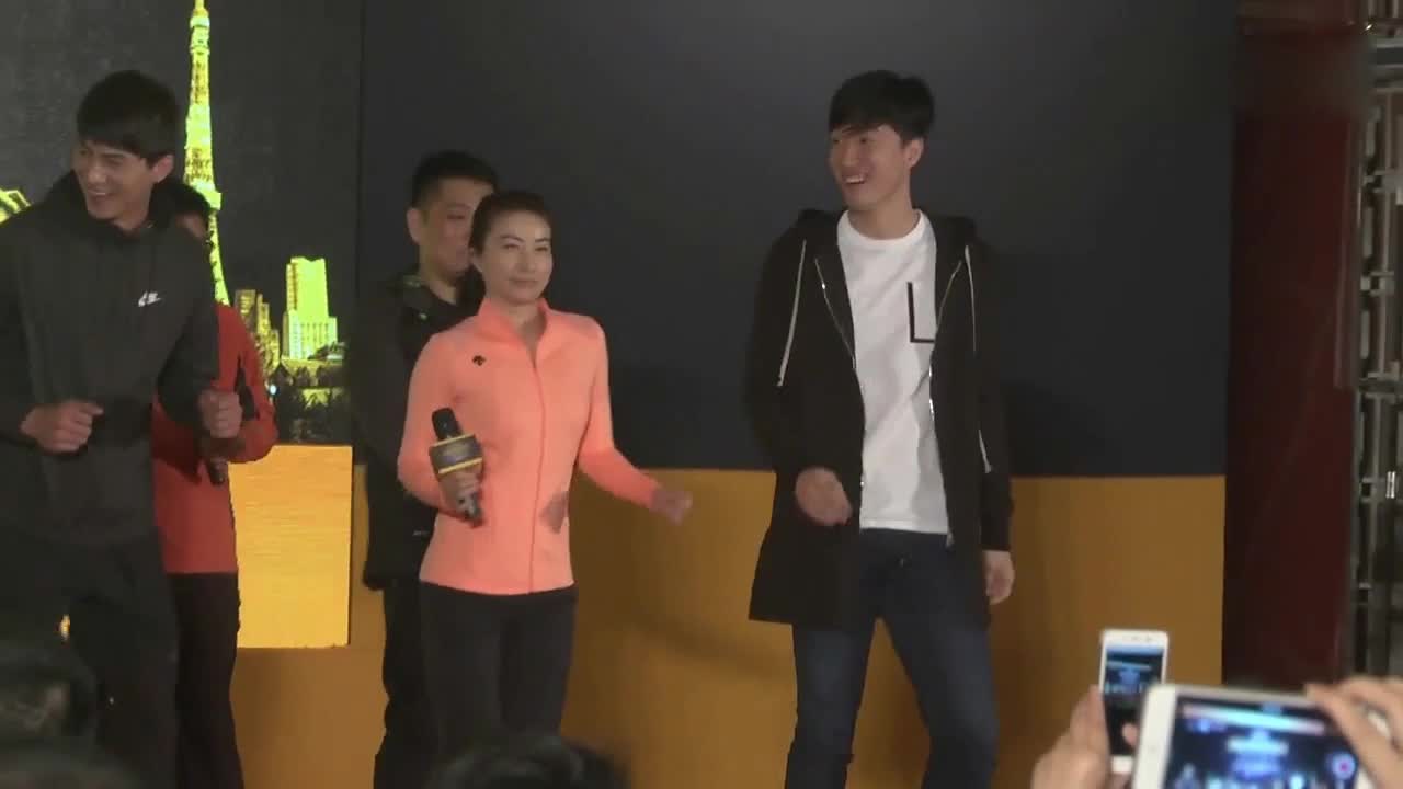 刘翔吴莎的甜蜜日常 深夜送花结伴回家