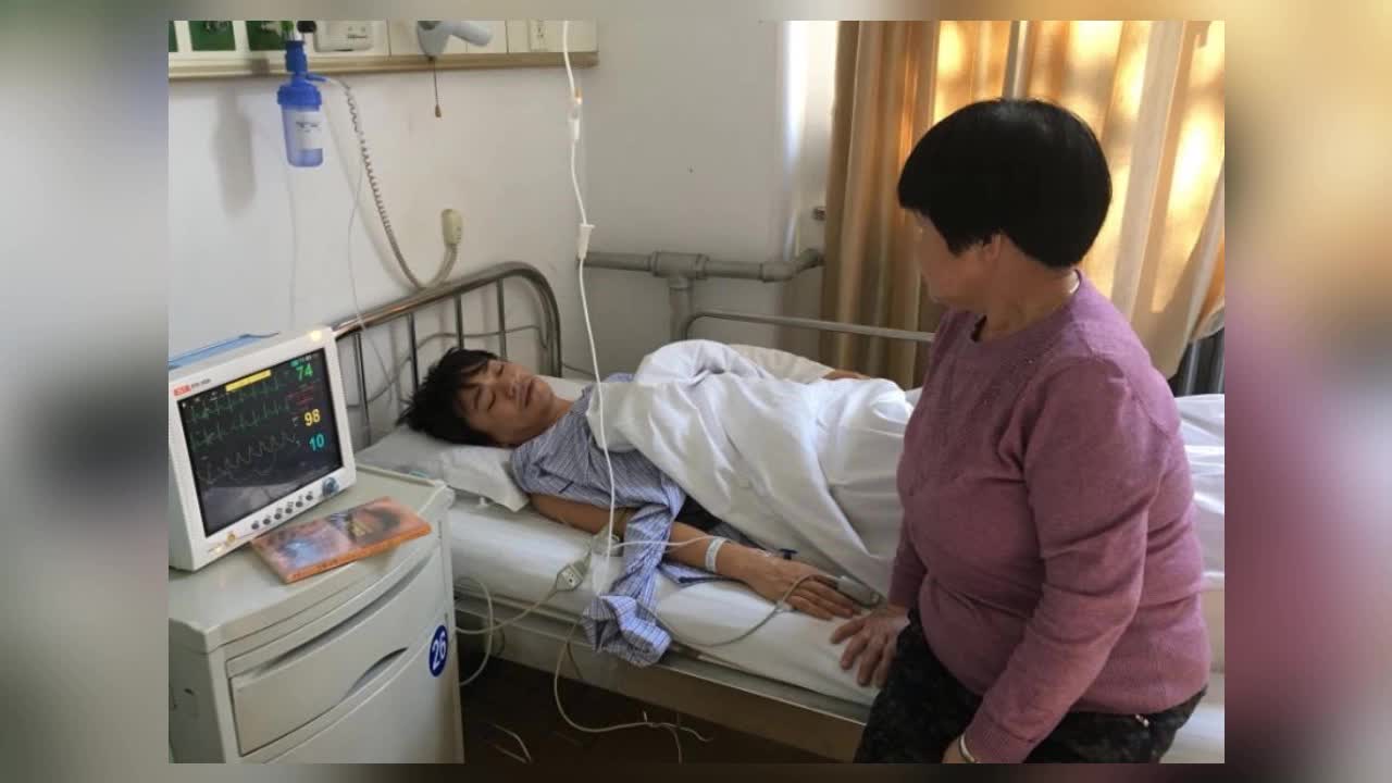 王宝强入院取小腿钢板 妈妈陪伴很幸福