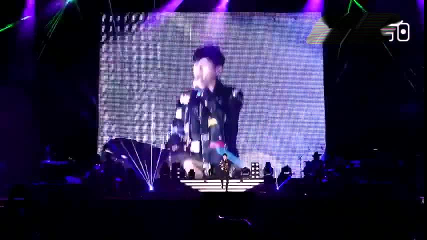 张杰演唱会上谢娜贴身热舞嗨唱《闹啥子嘛闹》