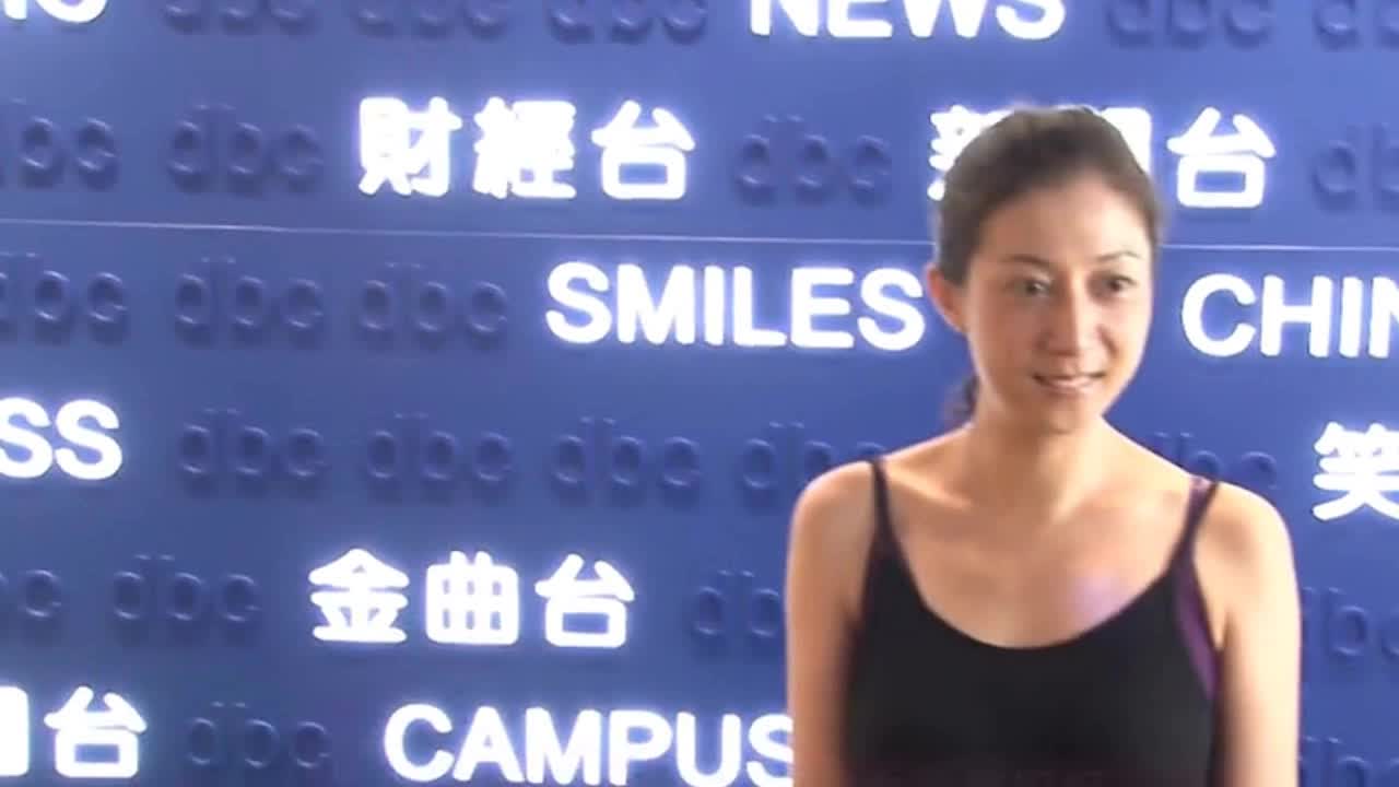 吴绮莉穿人字拖深夜买酒快速回家似着急品酒