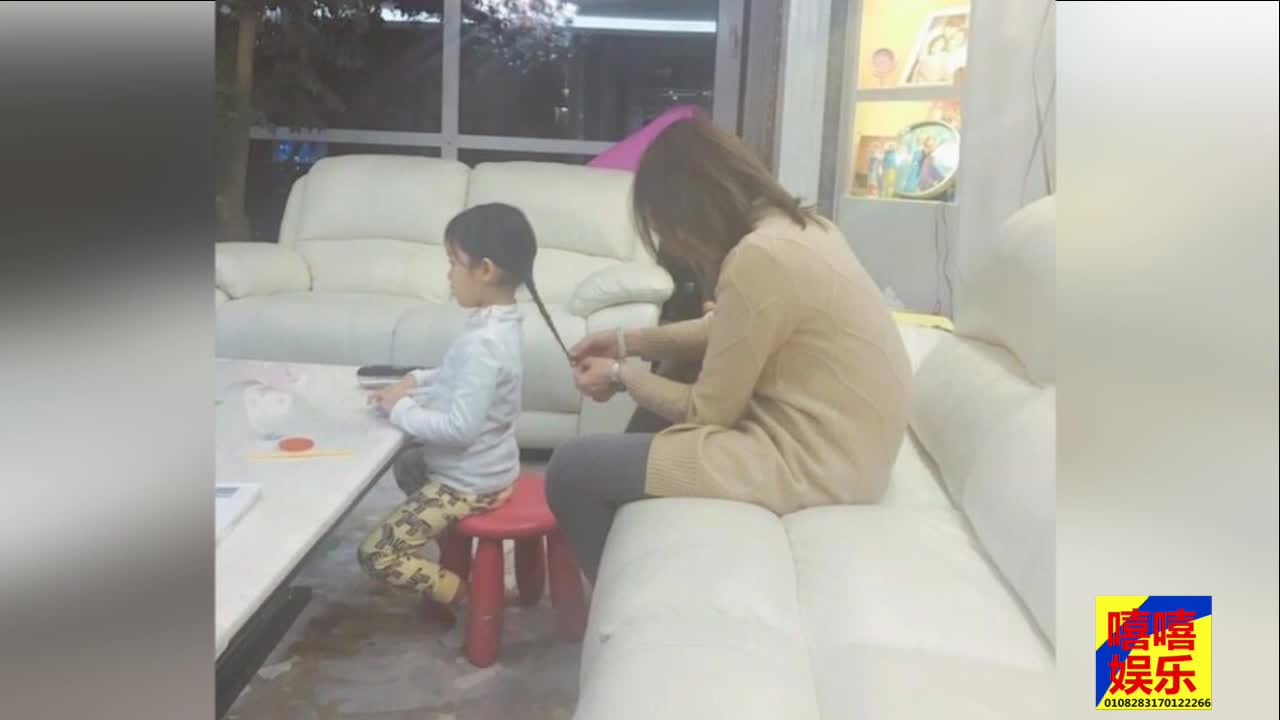李小璐妈妈为孙女甜馨扎小辫 背影年轻似阿姨