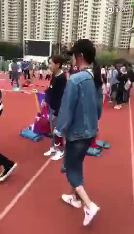 杨幂刘恺威现身小糯米亲子运动会，杨幂眼神一直不离糯米