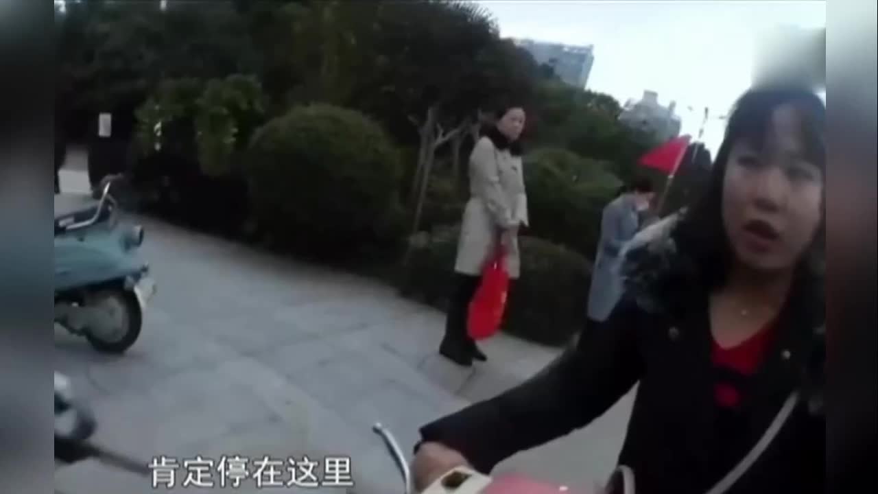 女子骑电车违规对交警爆粗口：欺负我长得漂亮，杀你全家