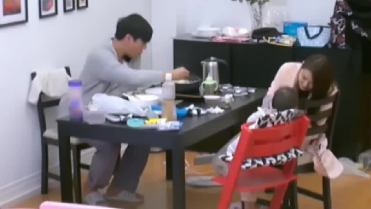 伊能静节目中追问老公生二胎，秦昊自顾沉默场面尴尬