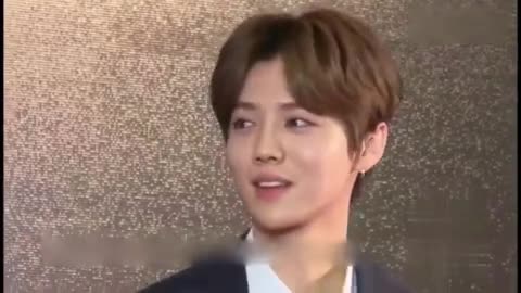 鹿晗恐高硬撑飞行10小时 下机时腿软声音飘