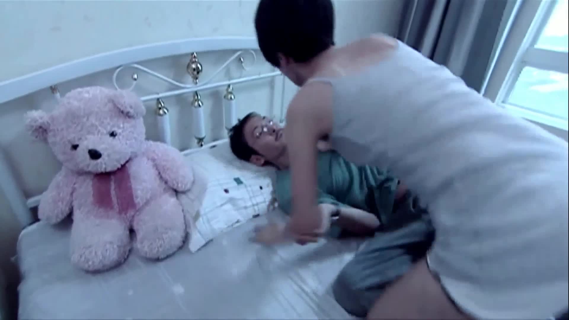 女子爱上了姐夫，姐姐不在家女子和姐夫在一起