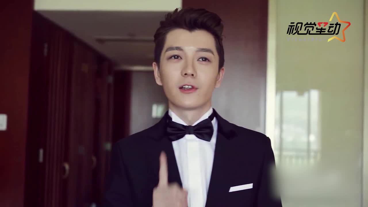 王栎鑫二度当爸晒儿子小脚 自嘲：一家四口我最丑