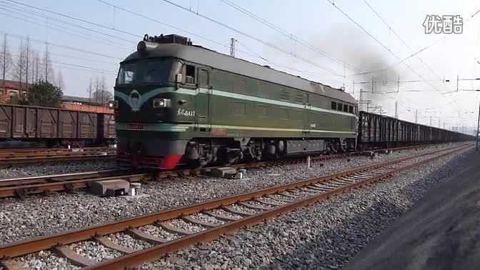 东风4b牵引货列与成都东至杭州k530次列车同时通过荆门站