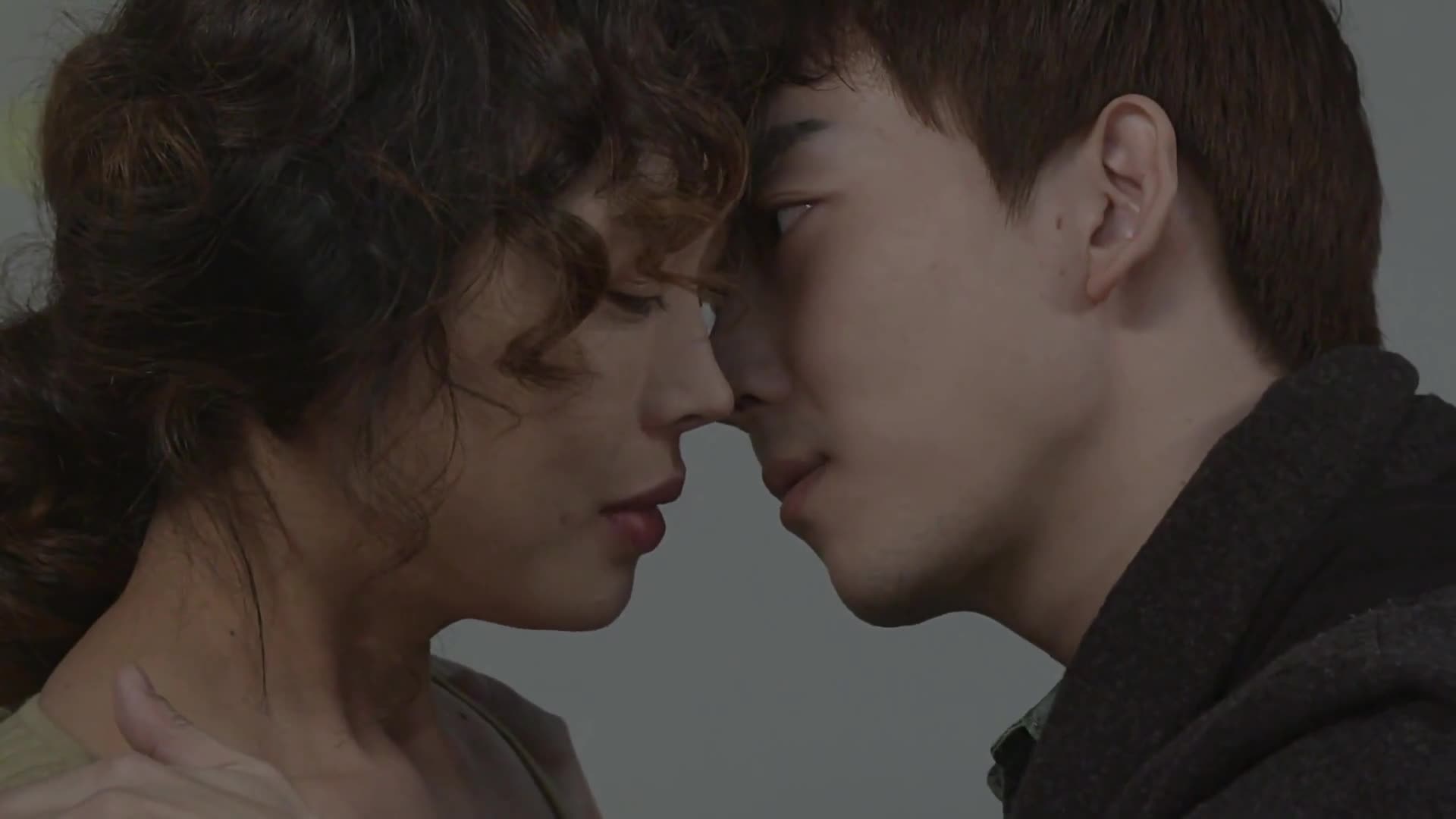 韩国爱情电影:漂亮阿姨被小伙逼入墙角,躲不了只能承受了