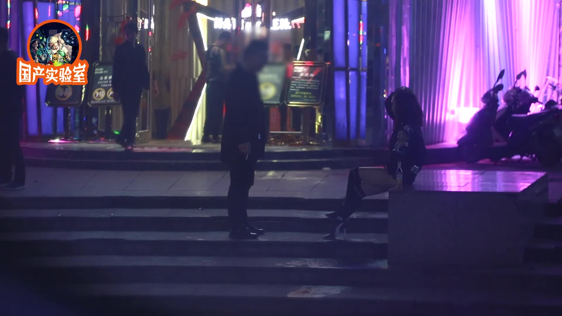 美女午夜装醉测试路人,险被老司机捡尸