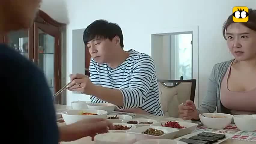 嫂子当着老公的面，和小叔子在桌下搞暧昧