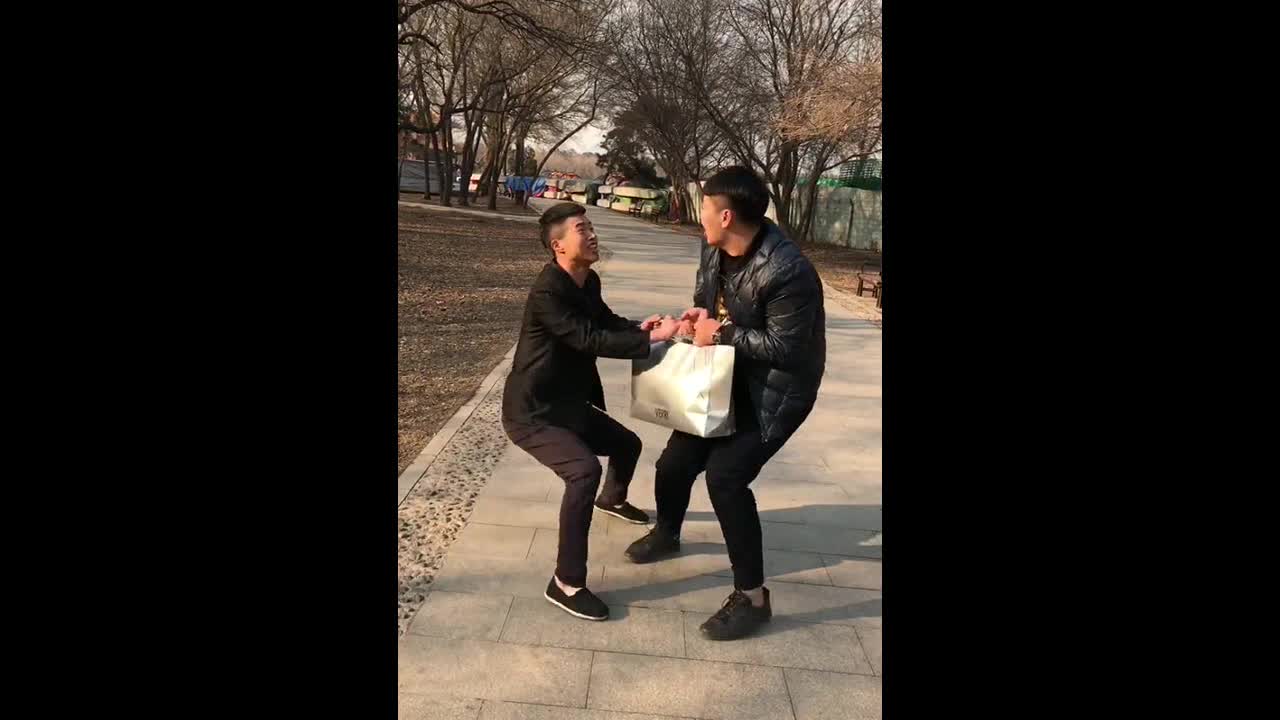 东西被抢不说,还被路人打成这样,太冤枉了