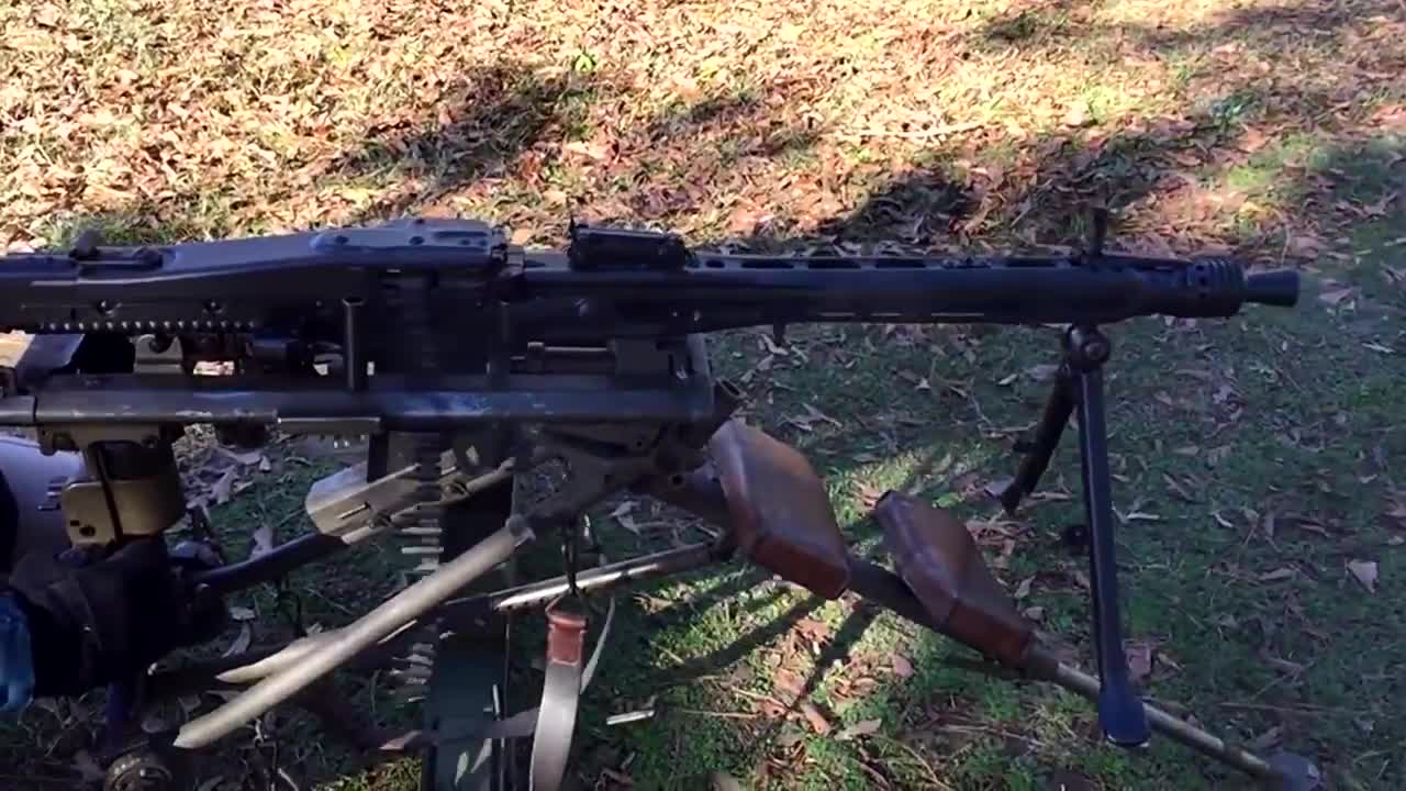 零距离欣赏mg42机枪的射击瞬间,酷毙了