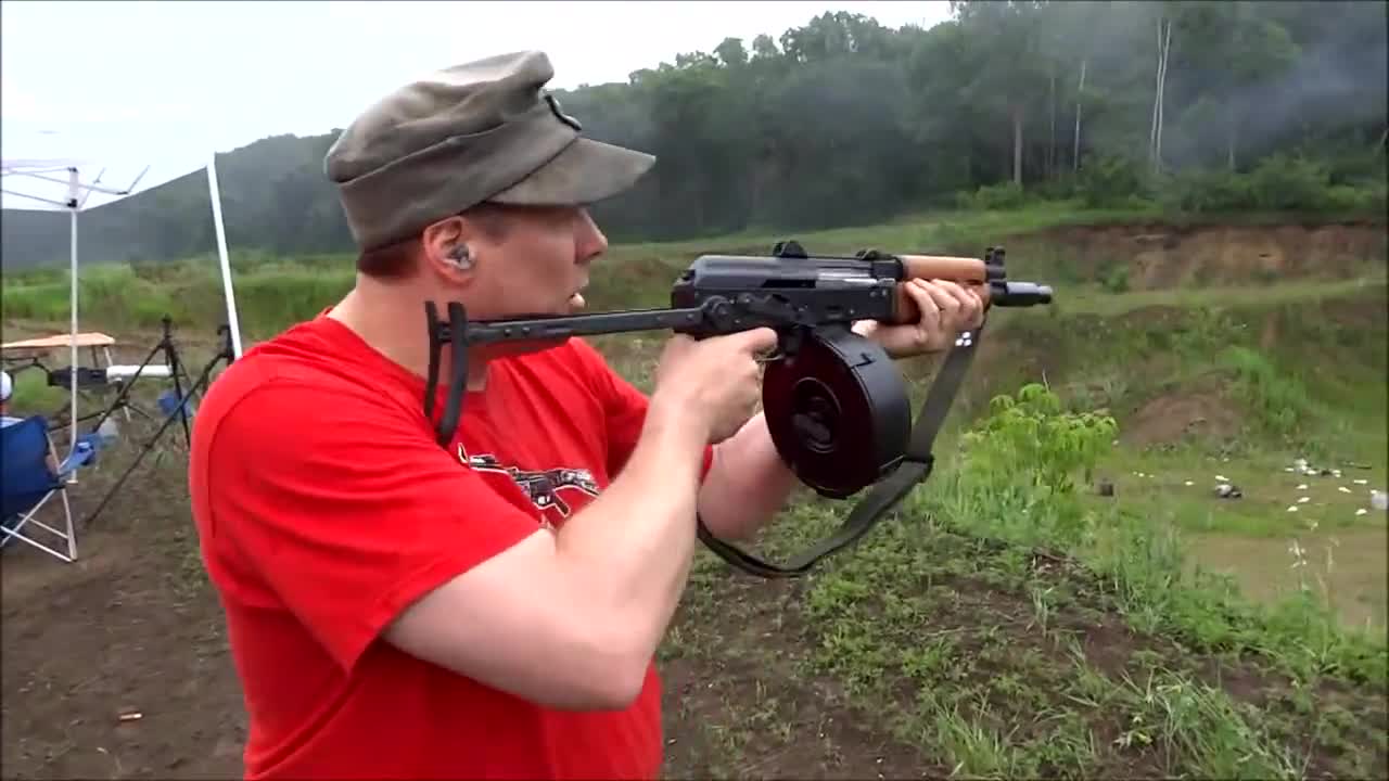 雨天射击ak-47突击步枪 超强火力弹鼓供弹