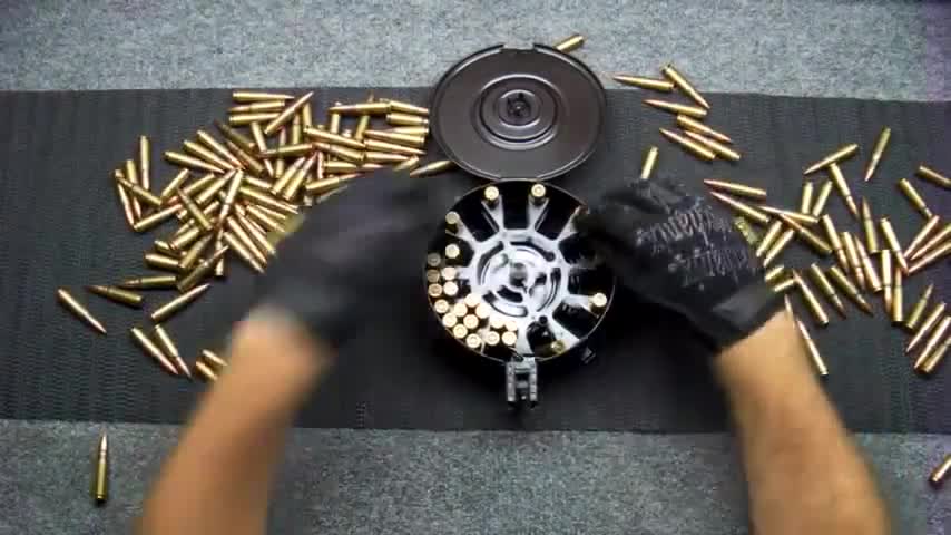 ak-47突击步枪弹鼓75发供弹射击,简单粗暴的代名词