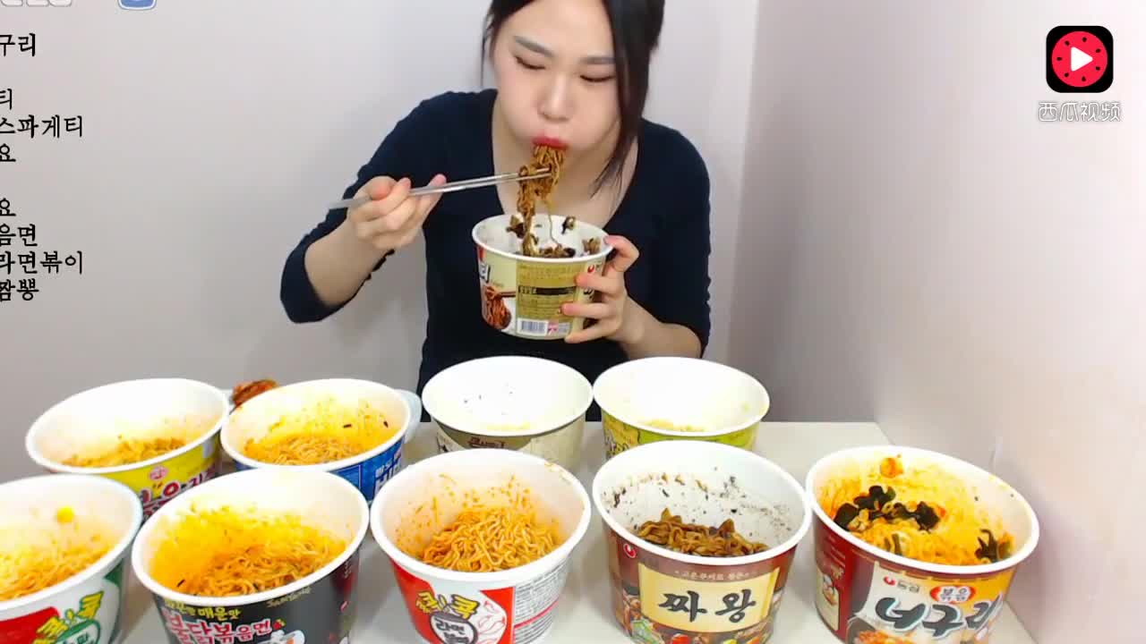 大胃王美女挑战吃十碗泡面