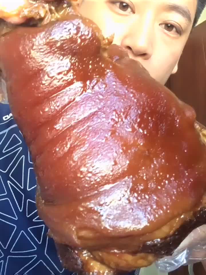 大肘子啃得真香,这一个正好够你一顿饭了