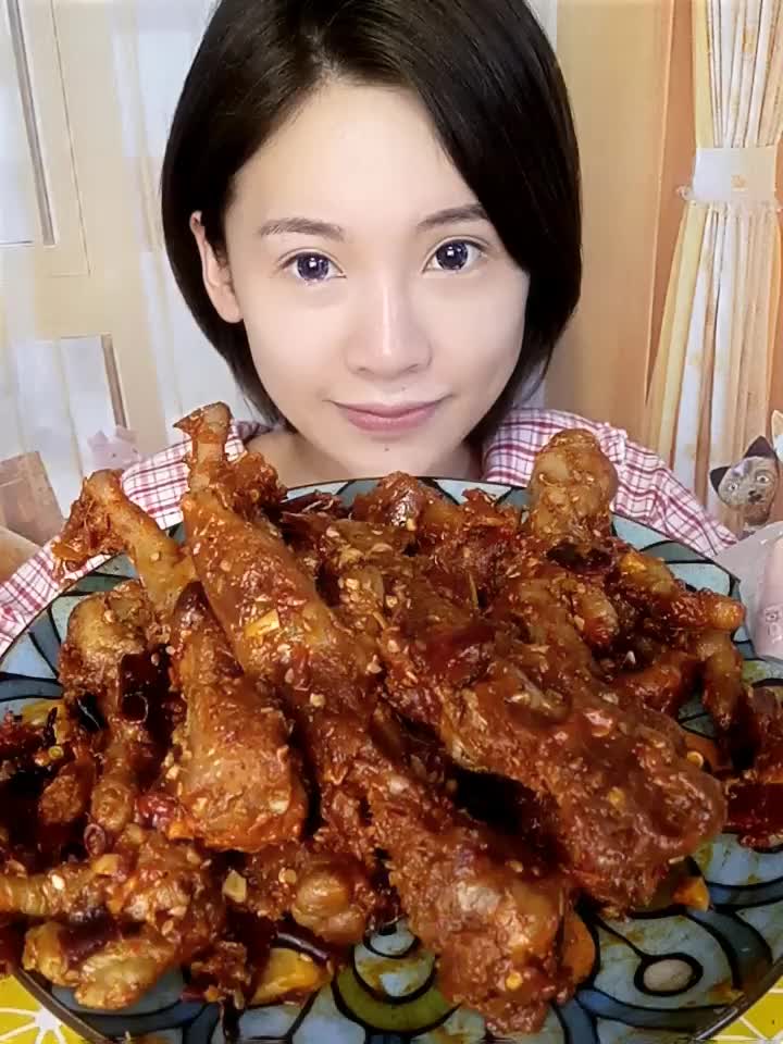 吃货姐姐自己做鸡爪吃,看的好有食欲,我都想吃上一个