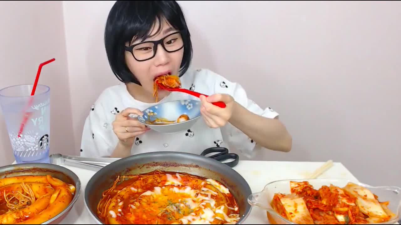 韩国美女吃播大胃王弗朗西斯卡吃超多辣炒年糕
