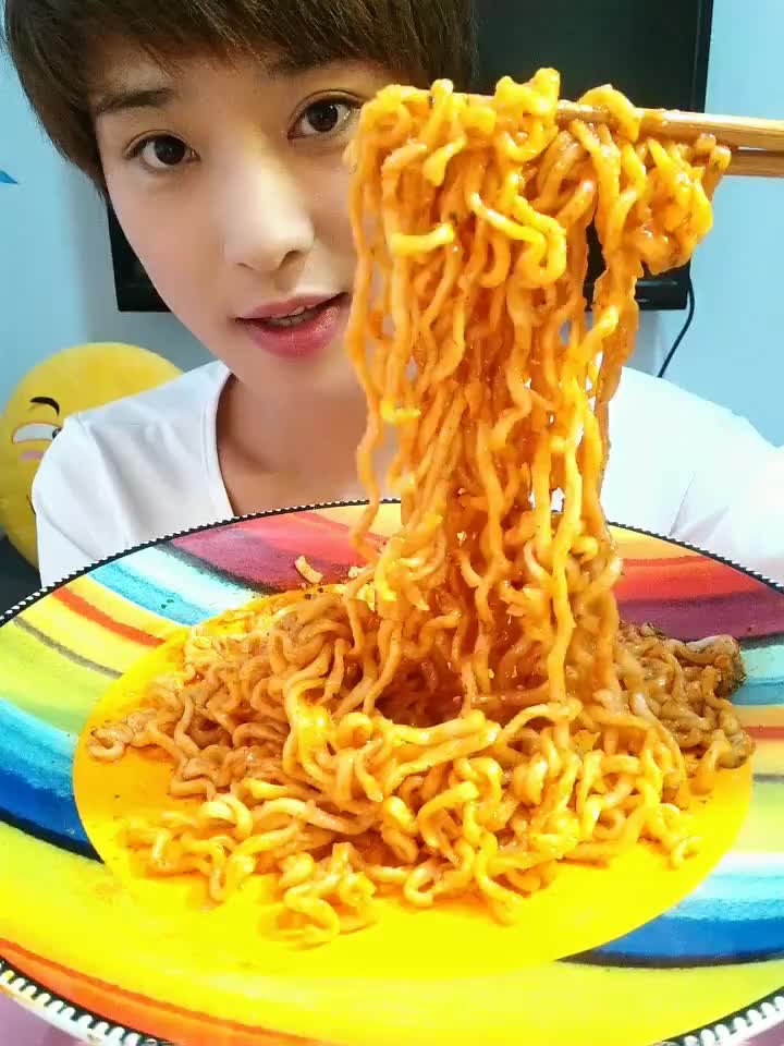 美女吃面是最美的了,这吃相看的我都饿了