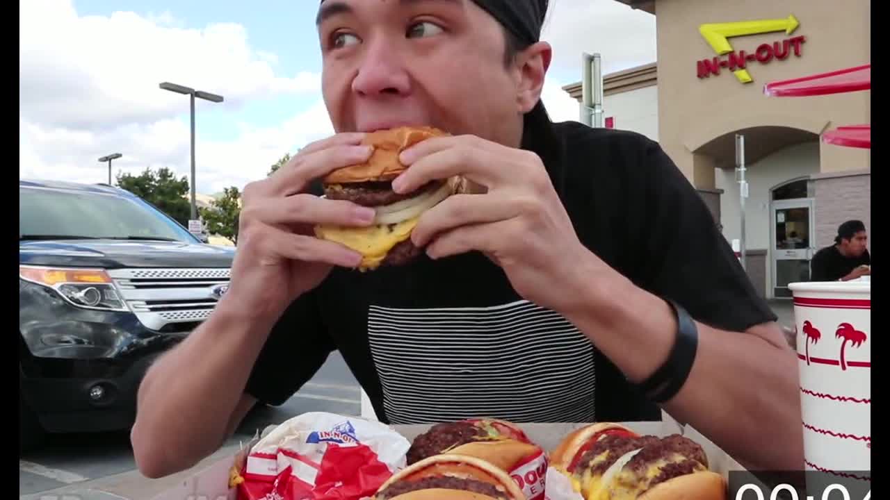 美国大胃王3分钟挑战超大份汉堡,不愧是大胃王