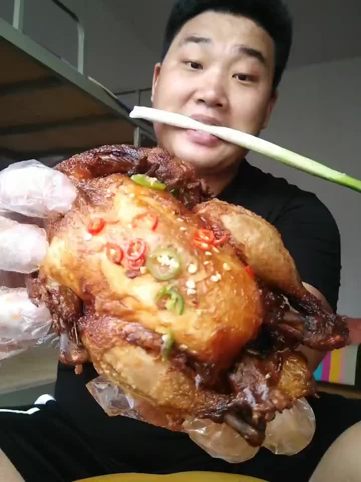 小哥大口吃鸡肉吃的好过瘾,看的也好过瘾啊