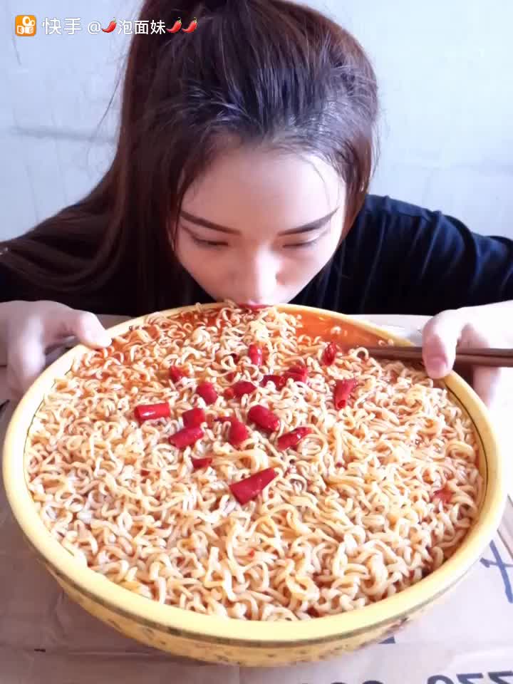美女吃泡面,看着很有食欲啊