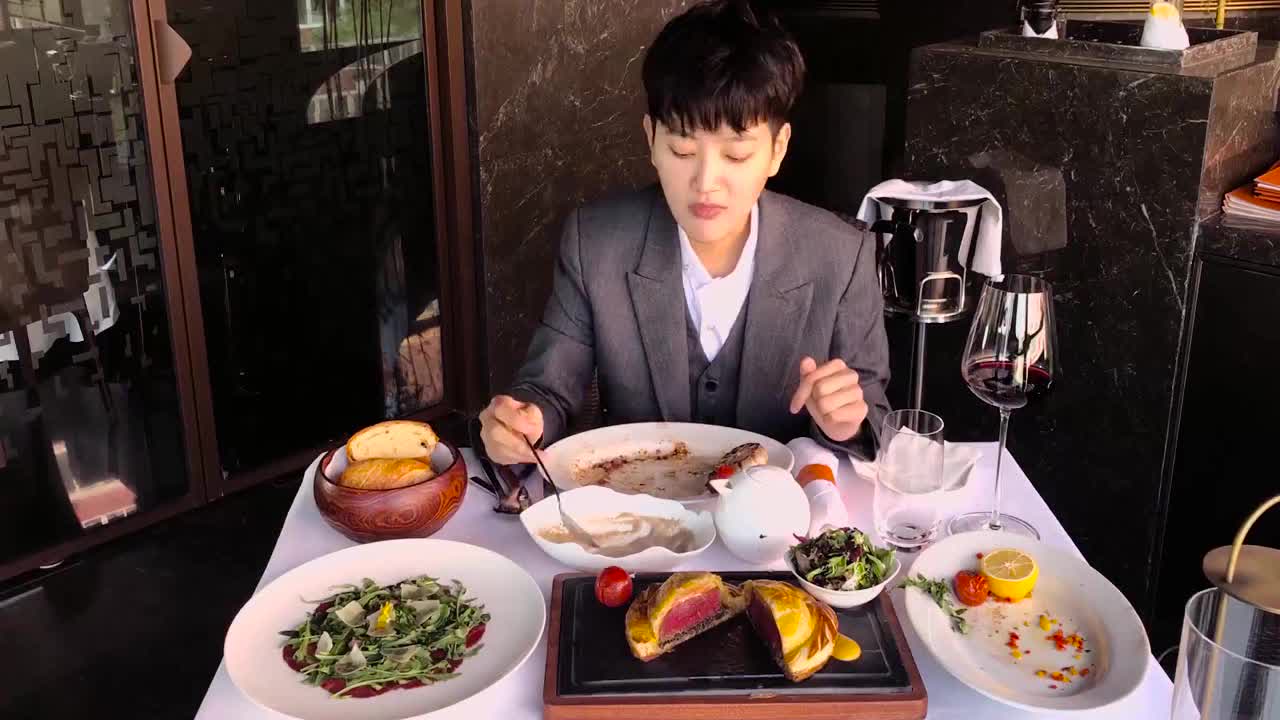 大胃王阿伦的午餐:5份比手掌还要厚的牛排