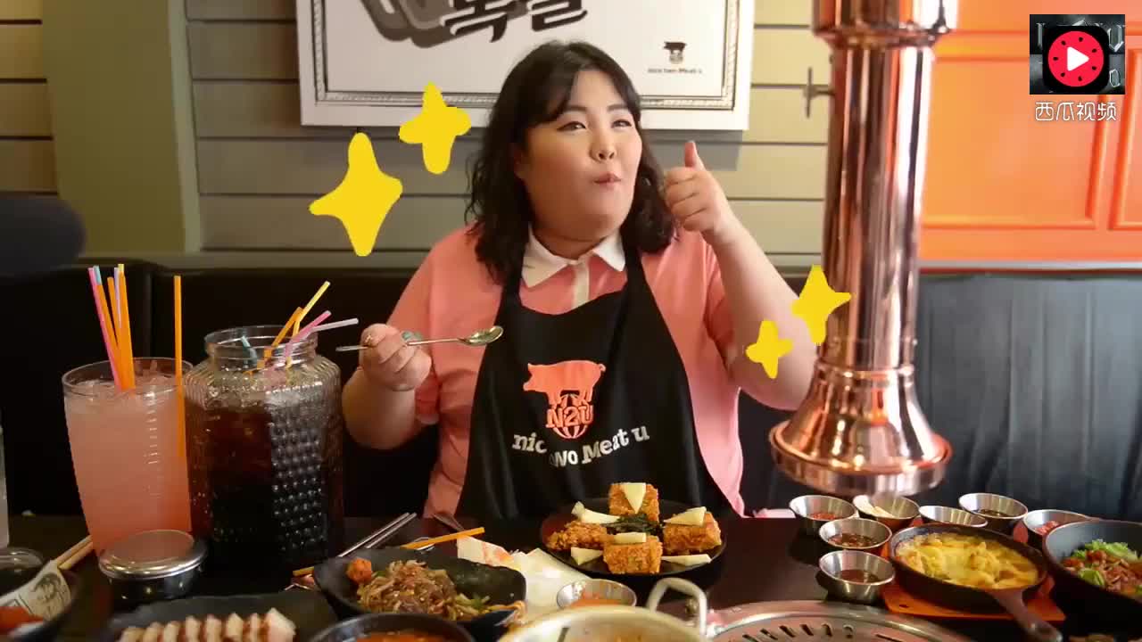 韩国胖妞吃烤肉,好大两杯饮料,我也想喝