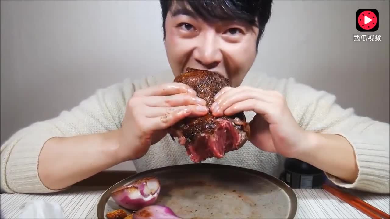 大胃王帅哥吃大块牛肉,啃几大口下去,还能看到红色生肉