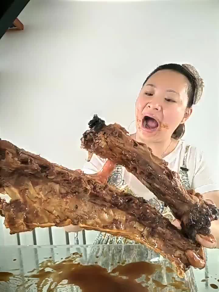 大姐狂吃羊蝎子,吃相太夸张!
