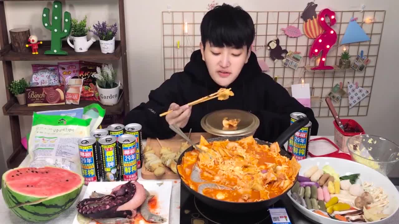 大胃王阿伦吃年糕芝士火锅,看着超棒,下次我也要试试