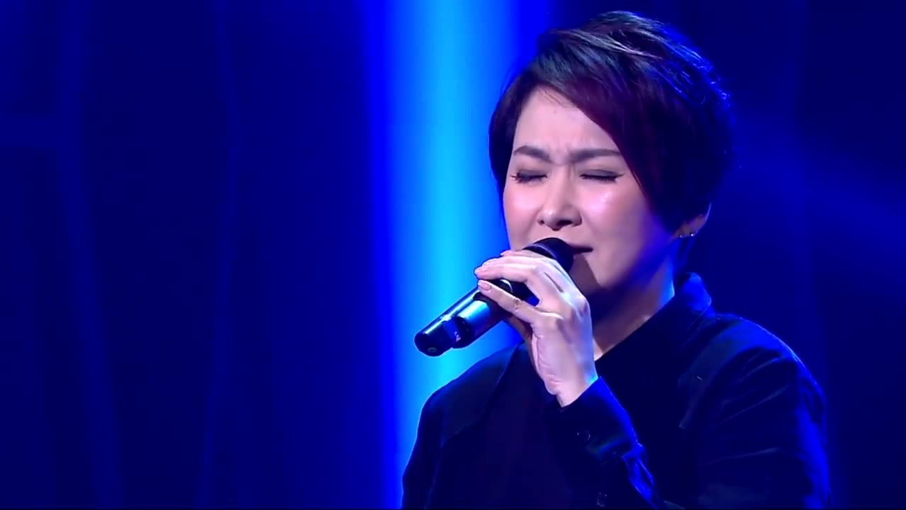 香港歌手汤宝如复出,现场深情演绎《独爱》好听极了