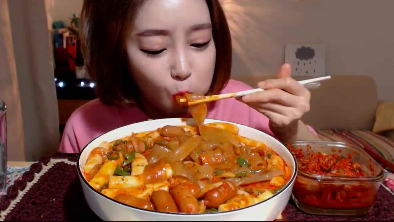 韩国大胃王欧尼吃超辣大杂烩,一勺子就到盆底了