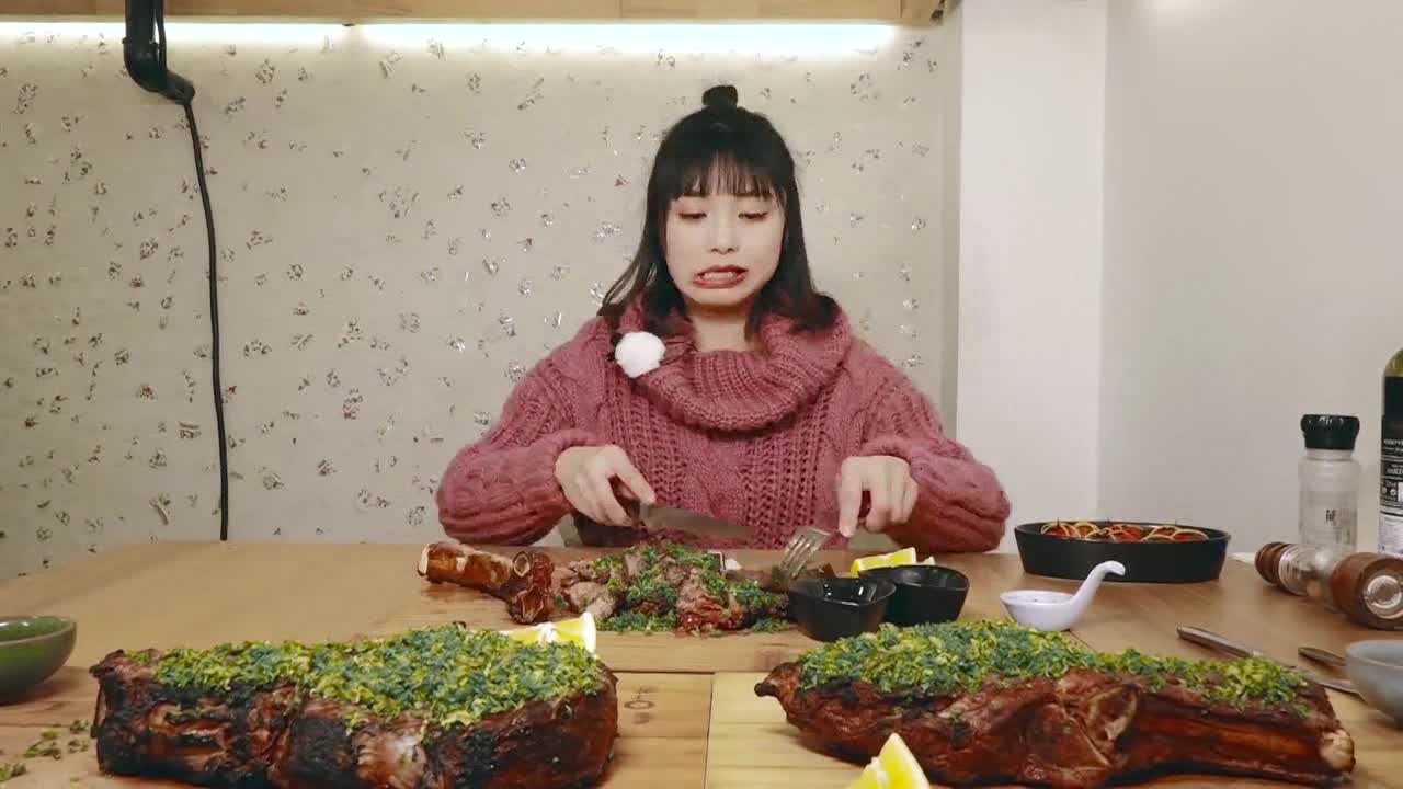 大胃王朵一一顿狂吃12斤战斧牛排,大口大口狂吃就爱吃口生牛肉